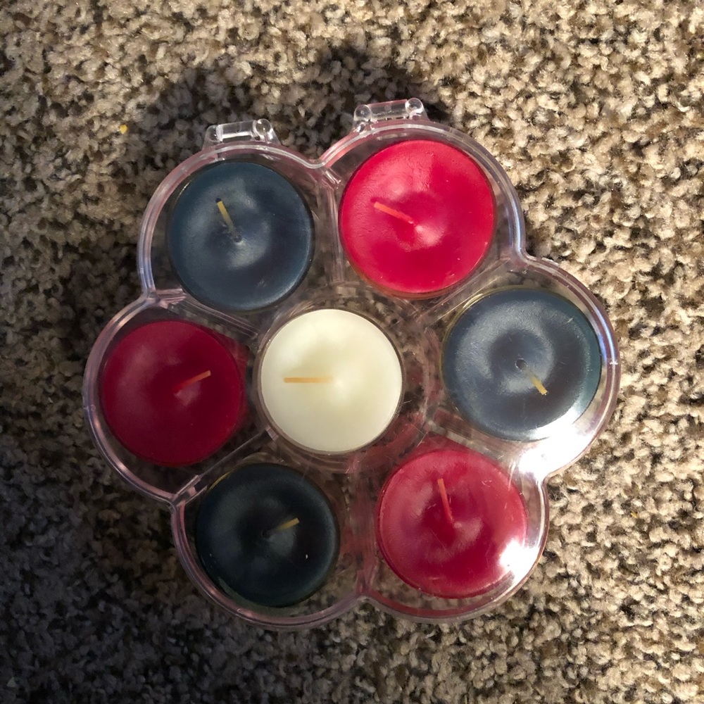 NWOT-7 Candles-3 Red/3 Grn./1 White-Plastic Holder